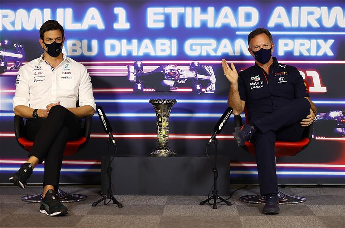 Toto-Wolff-and-Christian-Horner-ahead-of-the-2021-Abu-Dhabi-GP.v1.jpg