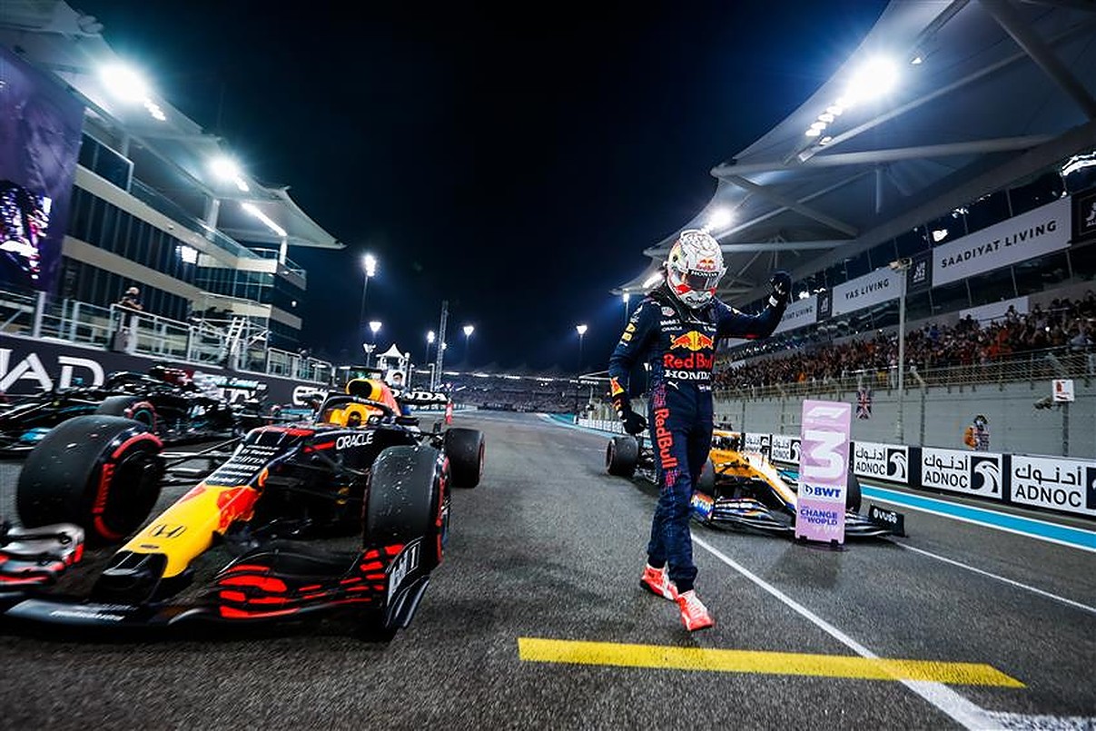 Max-Verstappen-celebrating-in-Abu-Dhabi-2021.v1.jpg