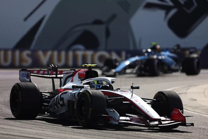 oliver-bearman-haas-f1-team.jpg
