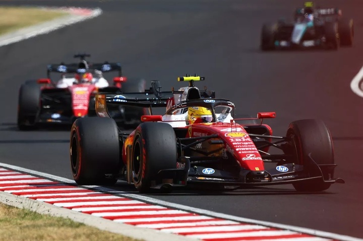 lewis-hamilton-ferrari-3.jpg