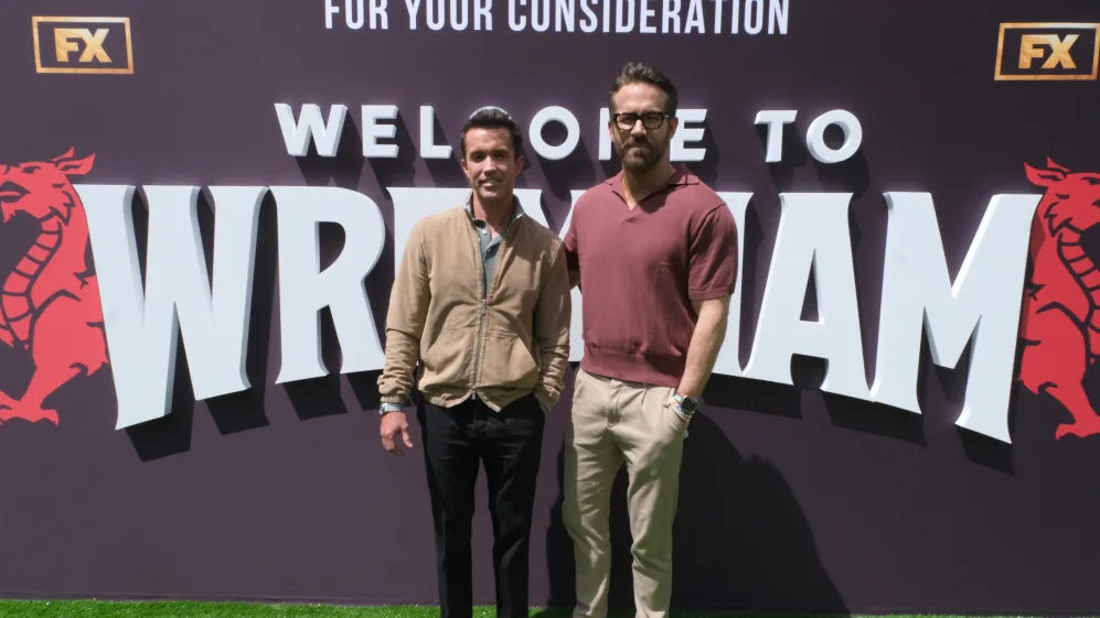 加利福尼亚州洛杉矶 - 4 月 29 日:瑞恩·雷诺兹 (Ryan Reynolds) 和罗布·麦克埃尔亨尼 (Rob McElhenney) 出席 FYC 红地毯