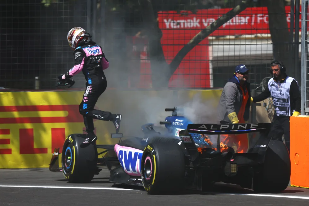 巴库,阿塞拜疆 - 4 月 28 日:法国和高山 F1 的皮埃尔加斯利在他的车被抓住后离开了他的车