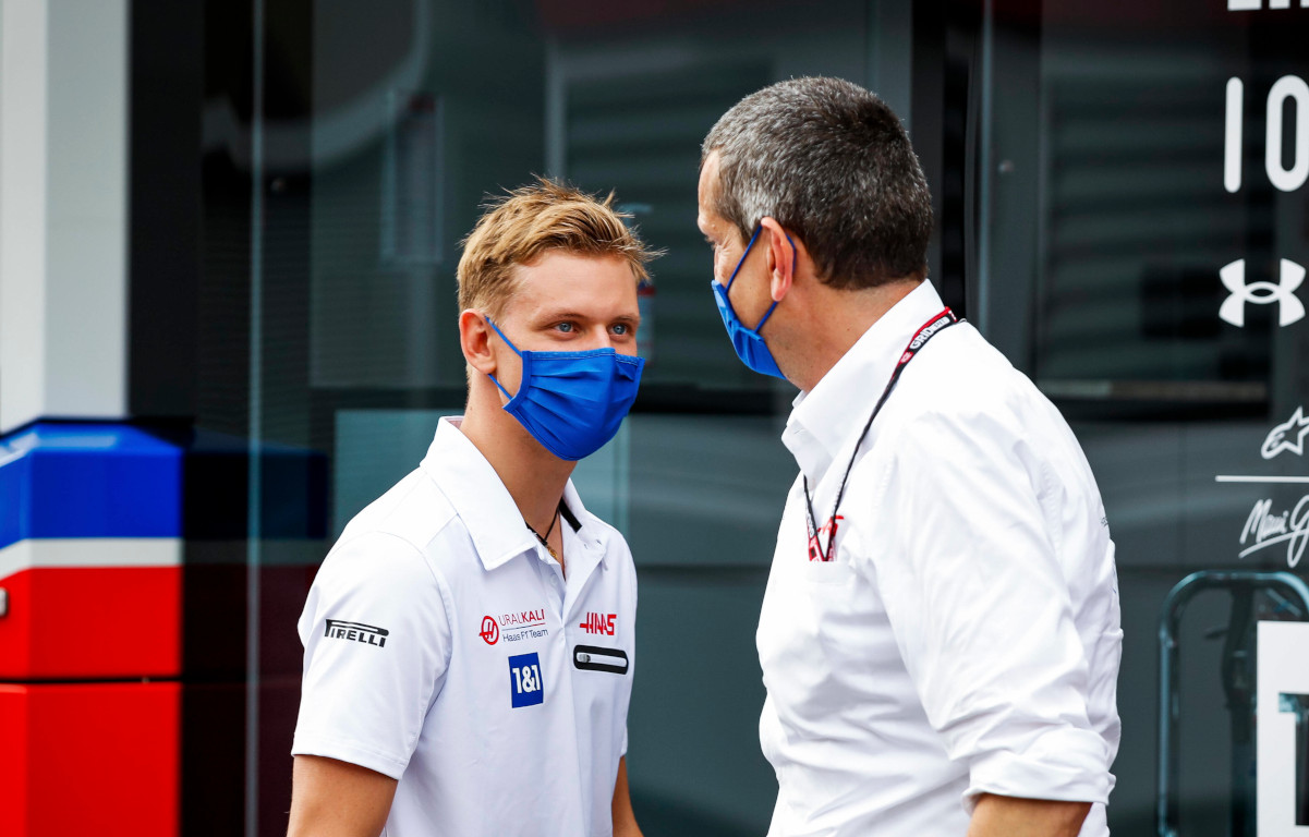mick-schumacher-looking-at-guenther-steiner-planetf1.jpg mick-schumacher-looking-at-guenther-steiner-planetf1.jpg