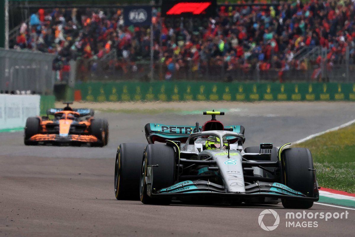 Lewis Hamilton, Mercedes W13, Daniel Ricciardo, McLaren MCL36