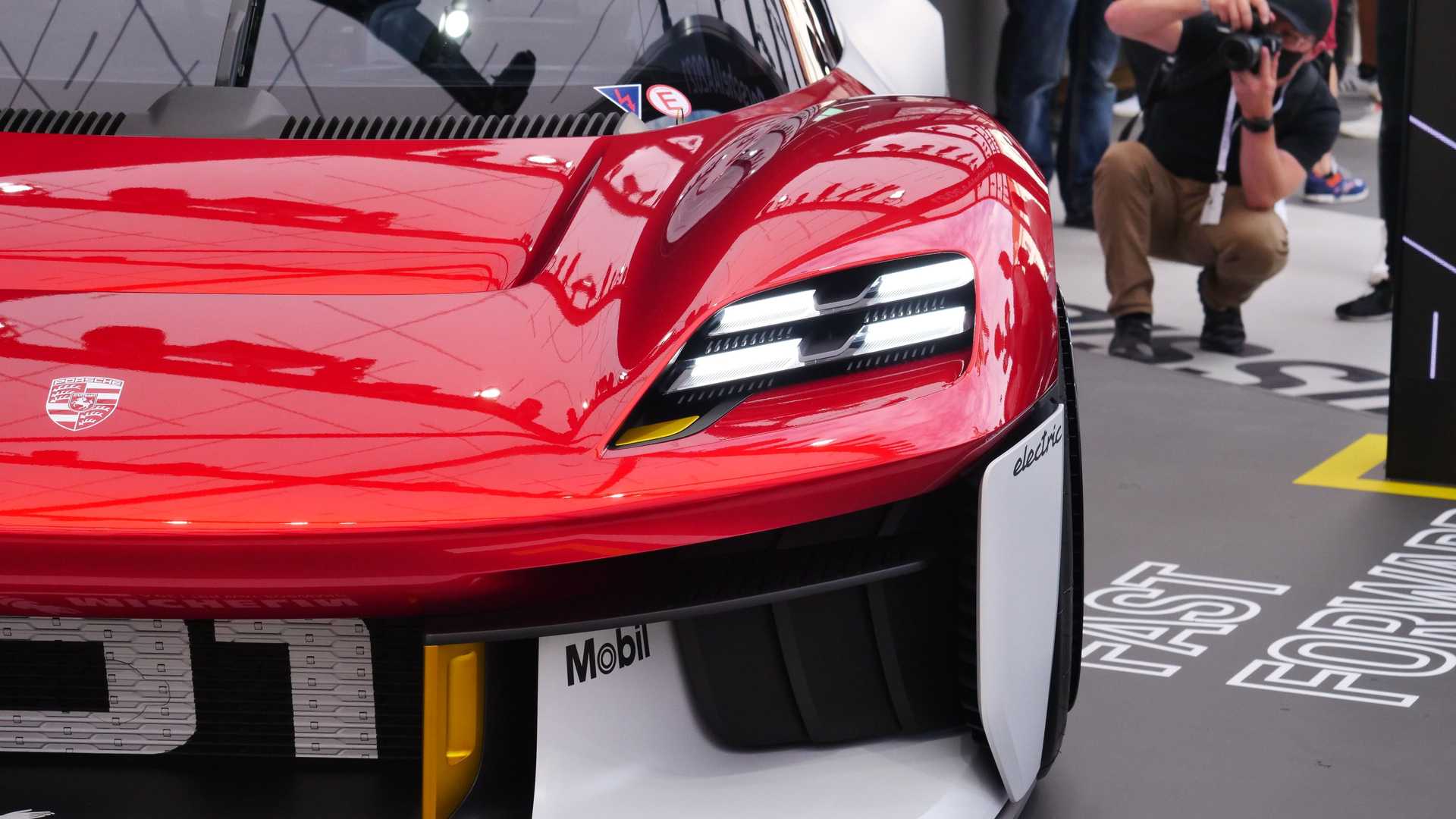 live-photos-of-porsche-mission-r-from-iaa-2021 (2).jpg