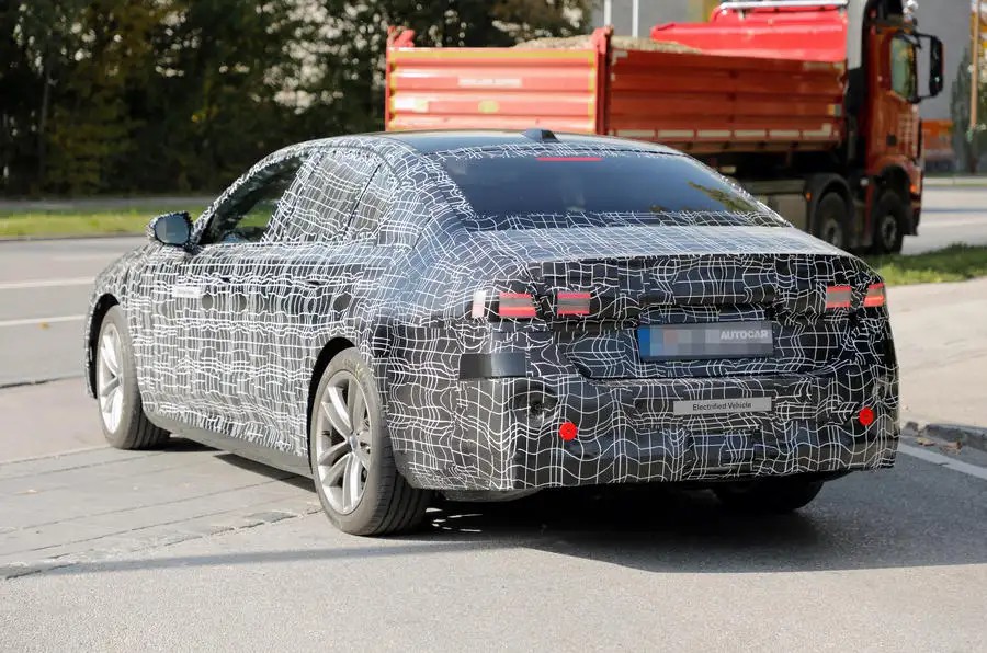 2024-bmw-i5-rear-3_4.jpg