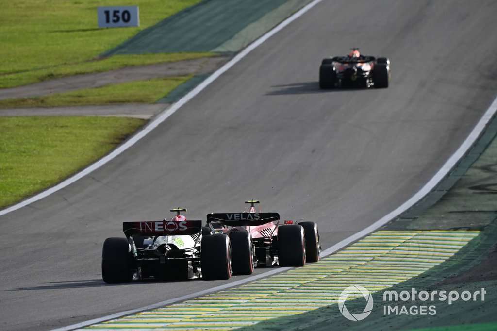 Carlos Sainz, Ferrari F1-75, Lewis Hamilton, Mercedes W13