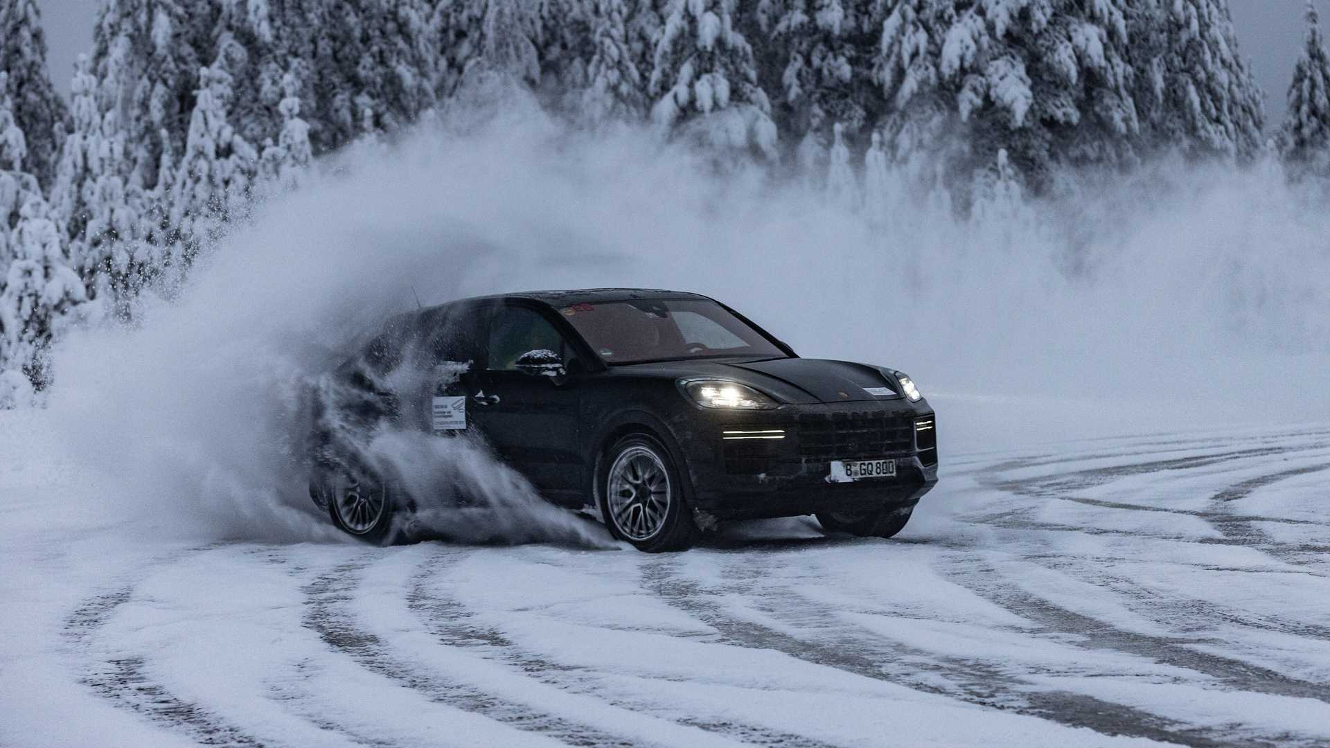 2024-porsche-cayenne-facelift-teaser (3).jpg