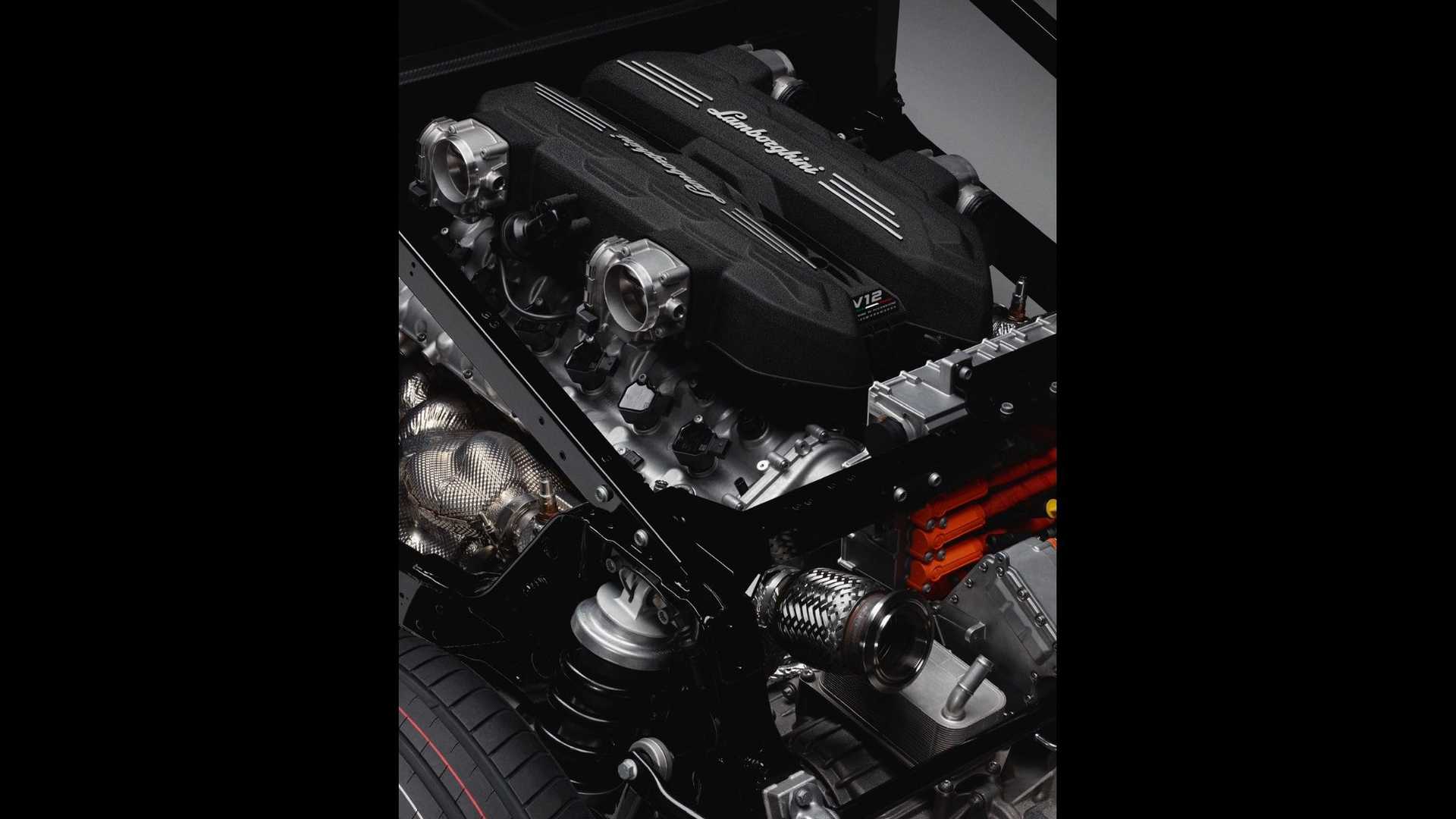 foto---nuova-lamborghini-v12---motore-ibrido-batteria-cambio-trazione-integrale (6).jpg