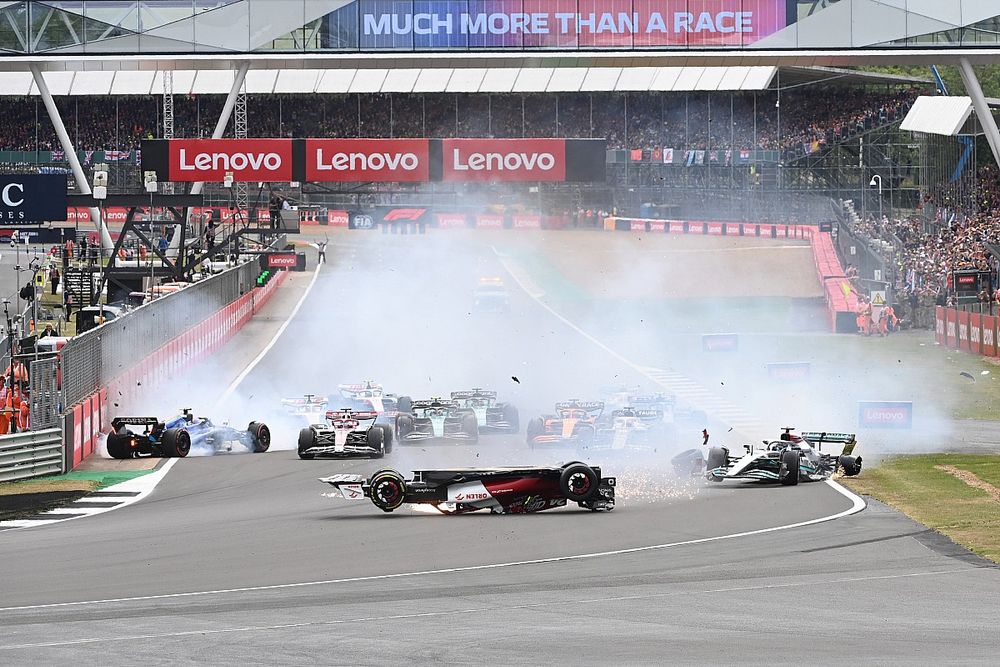 Silverstone 修改了 Turn 1 run-off 以应对可怕的 Zhou F1 撞车事故