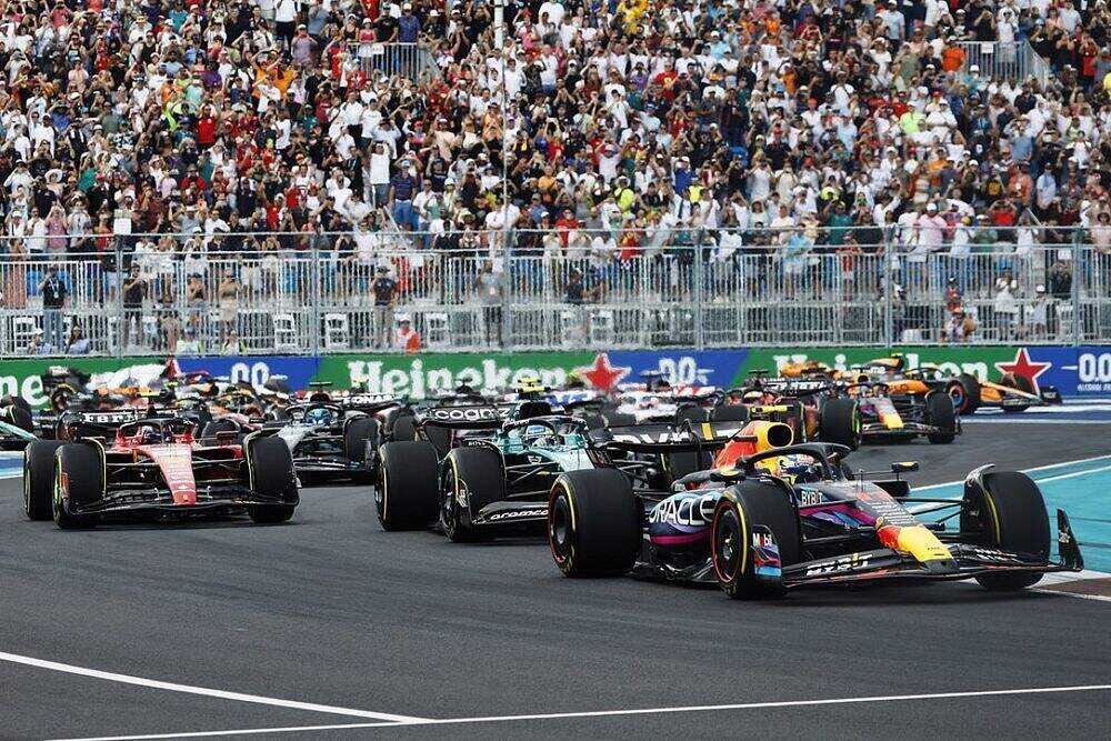 Sergio Perez, Red Bull Racing RB19 leads at the start