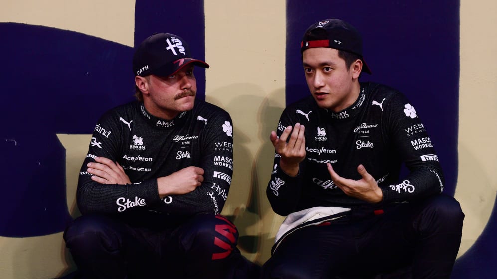 巴林,巴林 - 3 月 05 日:芬兰的瓦尔特利·博塔斯和阿尔法·罗密欧 F1 以及中国的周冠宇