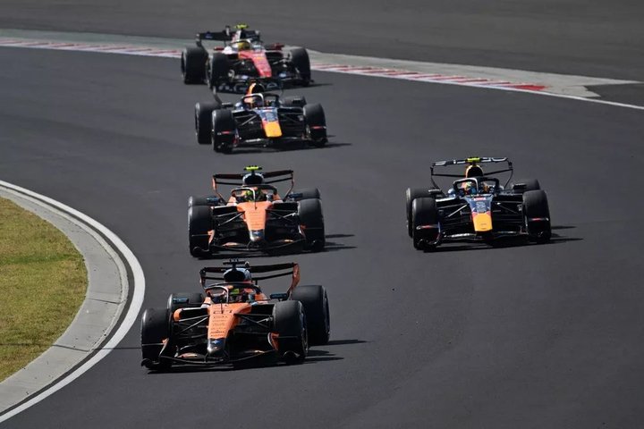 Oscar Piastri, McLaren, Lando Norris, McLaren, Isack Hadjar, Red Bull Racing
